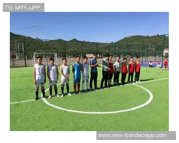 激情四溢的足球赛展板展示足球文化与团队精神的完美结合